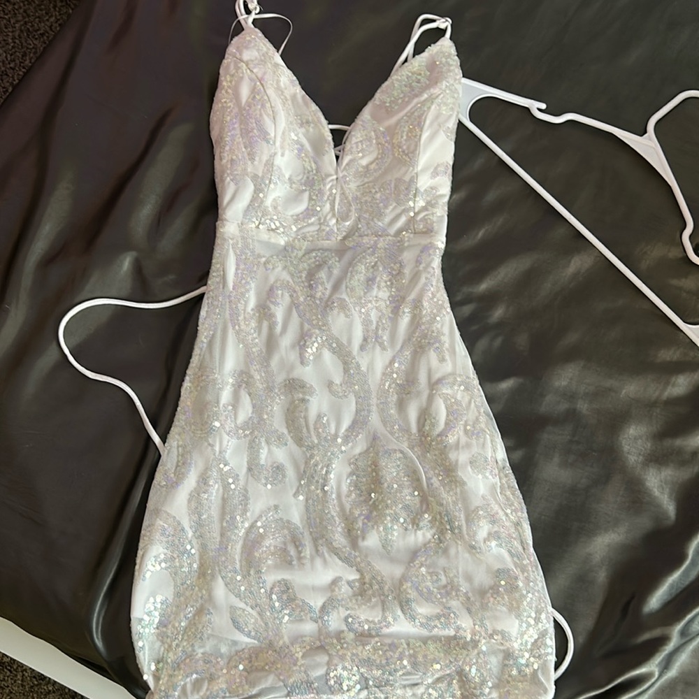 Cute v neck mini dress with sequins on it and a cute pattern